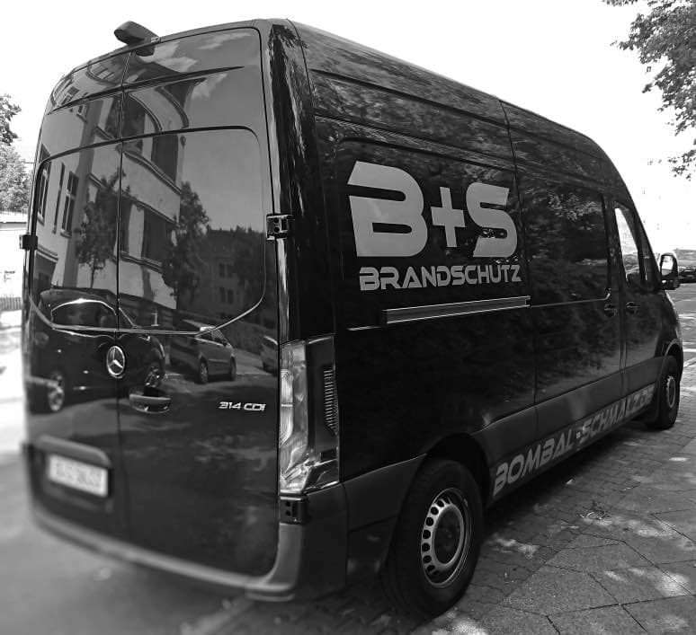 Transporter der Firma B+S für baulichen Brandschutz aus Berlin